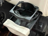 運転席に引き出し式カップホルダー付いてます。