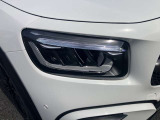 右ヘッドランプ。LEDハイパフォーマンスヘッドライトを装備。
