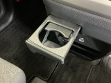 運転席からも助手席からも自由に使えるドリンクホルダー付。