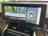 【パノラミックビューモニター】専用のカメラにより、上から見下ろしたような視点で360度クルマの周囲を確認することができます☆死角部分も確認しやすく、狭い場所での切り返しや駐車もスムーズに行えます。