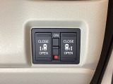 リアドアは乗り降りに便利な両側電動スライドドアです。また運転席に座っていながらスイッチ操作で自在にスライドドアを開け閉めできます。