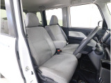 運転席シートは、座り心地を追求した座面構造を採用しています。そのため、近場へのちょっとした移動からロングドライブまで、あらゆるシーンで快適なドライビングをお楽しみいただけます。