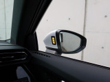 アウディサイドアシスト『後方の死角を並走する車両を検知しドアミラーの内側のLEDが点灯。ドライバーに注意を促し事故を未然に防ぐシステムです。』