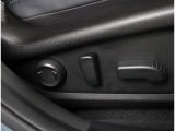 運転席と助手席は電動パワーシートが装備され、ドライバーの体系に合わせて細かいシートポジション設定が可能です!