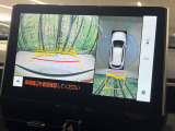 【パノラミックビューモニター】専用のカメラにより、上から見下ろしたような視点で360度クルマの周囲を確認することができます☆死角部分も確認しやすく、狭い場所での切り返しや駐車もスムーズに行えます。