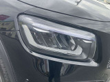 右ヘッドランプ。LEDハイパフォーマンスヘッドライトを装備。