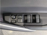 パワーウィンドウのスイッチですよ。 運転席に居ながら窓を開け閉めのコントロールできますよ。 ロック機能で、子供がイタズラして窓を開けるという事も無くなりますよ。