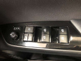 パワーウィンドは今や当たり前の機能ですが、無いと困る機能です。運転席からの操作で、全席の窓を振るオープンにしたり、フルクローズが可能です。
