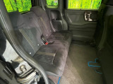 後部座席も気になるようなキズ・汚れやへたり等、大きなダメージはなく、良好な状態です。