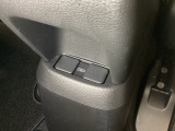 アームレストの後ろ側には、リア席用の充電可能なUSB端子が2個ついています。移動中に充電もできるので便利です。