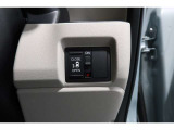 【左電動スライドドア】力を入れずにラクラクドア開閉♪左側電動スライドドア装備車両◎右側スライドドアは手動開閉です。狭い駐車場での乗り降りもラクラク♪挟み込み防止機構装備でお子様の乗り降りも安心◎