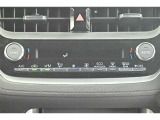 一度お好みの温度に設定すれば、車内の温度を検知し風量や温度を自動で調整。暑い&hellip;寒い&hellip;と何度もスイッチ操作をしなくても大丈夫です。