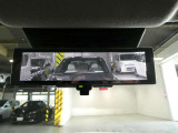スマートルームミラーは、車両後方に設置されたカメラの映像を、ルームミラーに映し出すことで、死角をなくし、安全性を向上させることができます。また、夜間や雨天時でも、クリアな映像を映し出すことができます。