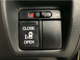 片側パワースライドドア付で、挟み込み防止機能によりお子様の乗り降りも安心!車内・車外のドアハンドルからはもちろんのこと運転席スイッチやリモコンキーからも開閉操作が可能で大変便利な装備となっております!