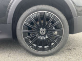 左後タイヤ。タイヤサイズは前後共に235/45R20。