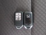 スマートキー付!キーを取り出さなくてもドアロックの施錠・開錠、エンジンの始動が出来ます!雨の日や荷物の多い日にとても便利ですね♪