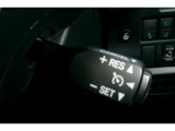 アクセル操作なしでも車が自動で設定したスピードを保ってくれる機能です。長距離の運転、特に高速道路では運転が楽になります。