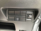 【アイドリングストップ】信号待ちなどの停車時に車のエンジンを停止させ、燃料を消費しないことで「燃費」と「環境」のことを考慮した機能です。