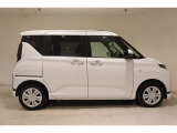 運転席側の真横からのサイドフォルム、シンプルで飽きのこないスタイリッシュなスタイルですね!乗降しやすそうなのがわかります。