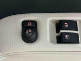 パワーウィンドウスイッチや電動格納ミラースイッチが運転席ドアに集約されています♪ 電動格納ミラーはキーフリーに連動、乗降時のミラー操作の手間が省けて便利です。