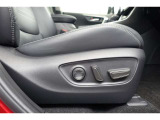 運転席にはパワーシートが付いております。パワーシートは指先1つで操作出来るためチカラの弱い女性の方でもシートに座ったまま操作出来ます♪