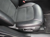 運転席の電動パワーシートとシートメモリーも付いています。