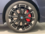 BMWの純正アロイホイールは軽量かつ強度にも優れているホイールで走行性能を引き上げる設計になっております。足元にもBMWは妥協がなくこだわっている個所になります。