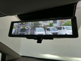 スマートルームミラーは、車両後方に設置されたカメラの映像を、ルームミラーに映し出すことで、死角をなくし、安全性を向上させることができます。また、夜間や雨天時でも、クリアな映像を映し出すことができます。