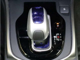 ハイブリッド専用セレクトレバーを採用し、スマートな操作が楽しめます。Sモードが装備されています。山道など力強い走行で威力を発揮します。
