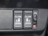 両側パワースライドドアのスイッチで運転席から操作できます。もちろんドアハンドルで操作も可能です。