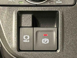 指先だけで簡単に操作が可能な電動パーキングブレーキを採用。「HOLD」スイッチを押すと、渋滞や信号待ちなどでブレーキペダルから足を離しても、ブレーキを保持するので安心です