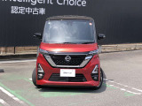 大型の幅広メッキモールで表現した日産のアイデンティティのVモーショングリルを配したフロントビュー