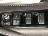 パワーウィンドのスイッチです。運転席に座りながら、助手席や後席の窓を開け閉めできるので大変便利ですよ。