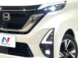 【LEDヘッドライト】悪天候や夜間走行時も良好な視界を確保し安心して運転できる高輝度LEDヘッドライトを装備!点灯速度が早く、消費電力も抑えられています。