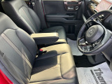 乗り心地の良いフロントシートです。足回りも広々としておりますので、長時間の運転も疲れづらいですよ。