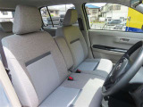 運転席はベントシートを採用していて広々ですね。インパネシフトですので足元をシフトが邪魔することもありません!