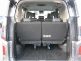 ラゲッジスペース下にも、大きな荷物を入れられます。