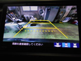 バックカメラの画像です。ガイドラインがスムースな車庫入れをサポートいたします。車庫入れの安心感がアップしますね。