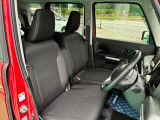 【フロントシート】インパネにシフトが付いているので足元広々!運転席から助手席の移動も楽々♪どちらからでも乗り降り出来るので、狭い場所の乗り降りも楽ちんですよ♪