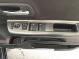 電動格納式ドアミラーのスイッチは運転席ドアにあります。