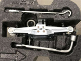 タイヤジャッキ装備しています。