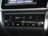 操作部に静電式タッチパネルを採用したフルオート・エアコンディショナー。Honda インターナビ同様、スマートフォン感覚の直感操作を実現しています。