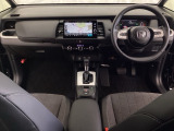 車内は光触媒抗菌消臭施工済です。スタイリッシュなデザインでスポーティなインパネ周りを演出します。グローブボックスやカップホルダーのほかにトレーなどたくさんの収納スペースが付いています。