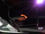 SOSコール/エアバックが展開するような深刻な事故において、自動でSOSコールを発信します。車内で急病人が出るような緊急時は、手動で発信可能です。