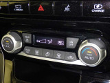 オートエアコン付きなので一度、気温を設定すれば自動的に過ごし易い温度に調整してくれますよ。 車内をいつでも快適空間にしてくれます。