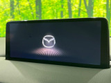 【10.25インチマツダコネクト】車内の雰囲気にマッチした大型ディスプレイ。スマホ接続でのナビ使用やBluetooth再生等、様々な機能が楽しめます。直感的なダイヤル操作が可能で、使い勝手も良好です。