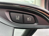 車線逸脱防止支援システムのON/OFFスイッチやオートマチックハイビームスイッチなど、運転支援システムも多数装備されております。追突被害を軽減する衝突軽減ブレーキも付いております。