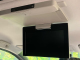 【フリップダウンモニター】大画面モニターで後席でもエンタメをお楽しみいただけます。小さなお子様にも大人気の装備です♪