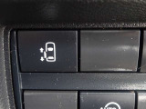 【片側電動スライドドアスイッチ】スマートキーや運転席のスイッチでスライドドアの開閉が可能♪電動なので力を入れてドアを開ける必要が無く小さいお子様でも、重い荷物を持っている時でもラクに開け閉めできます