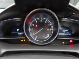MAZDA2のメーター部です。華美な装飾を避け、必要な情報を瞬時に読み取れる様にデザイン・配置されています。